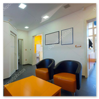 Sala d’attesa di uno studio dentistico con sedute comode