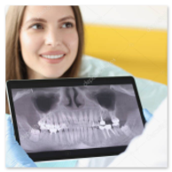 Monitor con radiografia digitale in uno studio dentistico