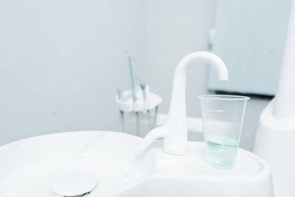 Ambulatorio dentistico pulito e ordinato con poltrona e monitor