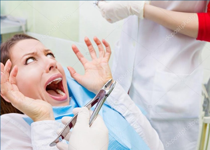 Paziente rilassato sulla poltrona dentistica che parla con il dentista